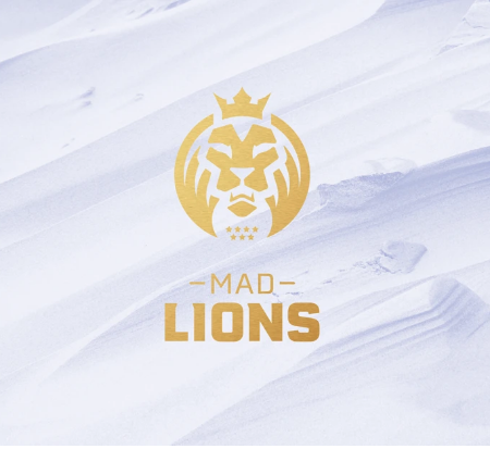MAD Lions xem lại đội hình của mình trong giờ nghỉ