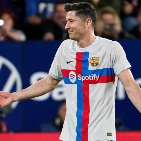 Ban lãnh đạo Barcelona tức giận vì Lewandowski bị phạt nặng