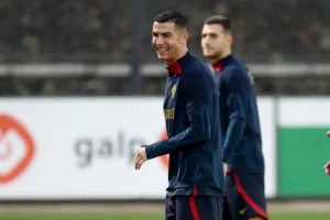 Ronaldo vui vẻ tập luyện cùng ĐT Bồ Đào Nha sau Scandal với Man Utd
