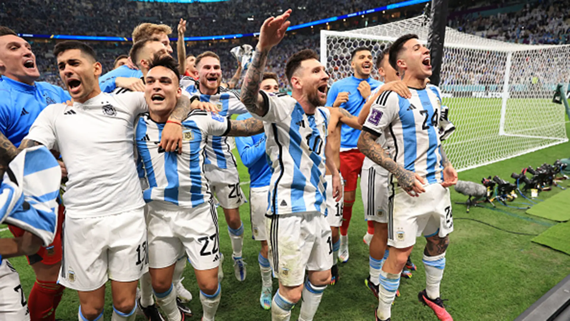 Cầu thủ Argentina ăn mừng sau khi vượt qua ĐT Hà Lan để tiến vào bán kết