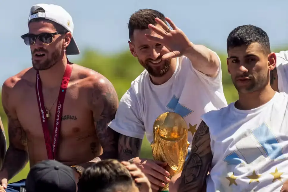 Messi ăn mừng chức vô địch thế giới cùng người dân Argentina