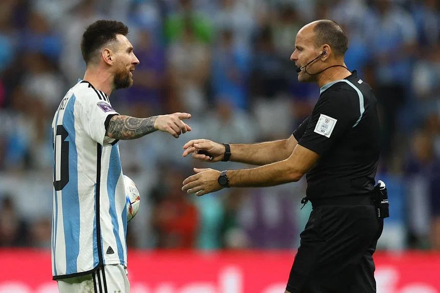 Messi không hài lòng với cách điều hành của trọng tài Lahoz