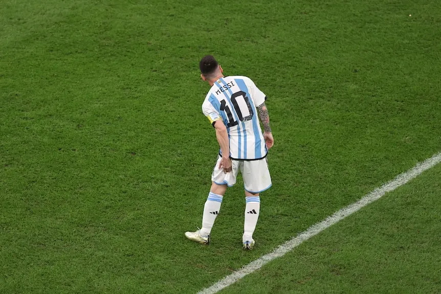 Messi có biểu hiện bị đau gân khoeo trong trận thắng Croatia
