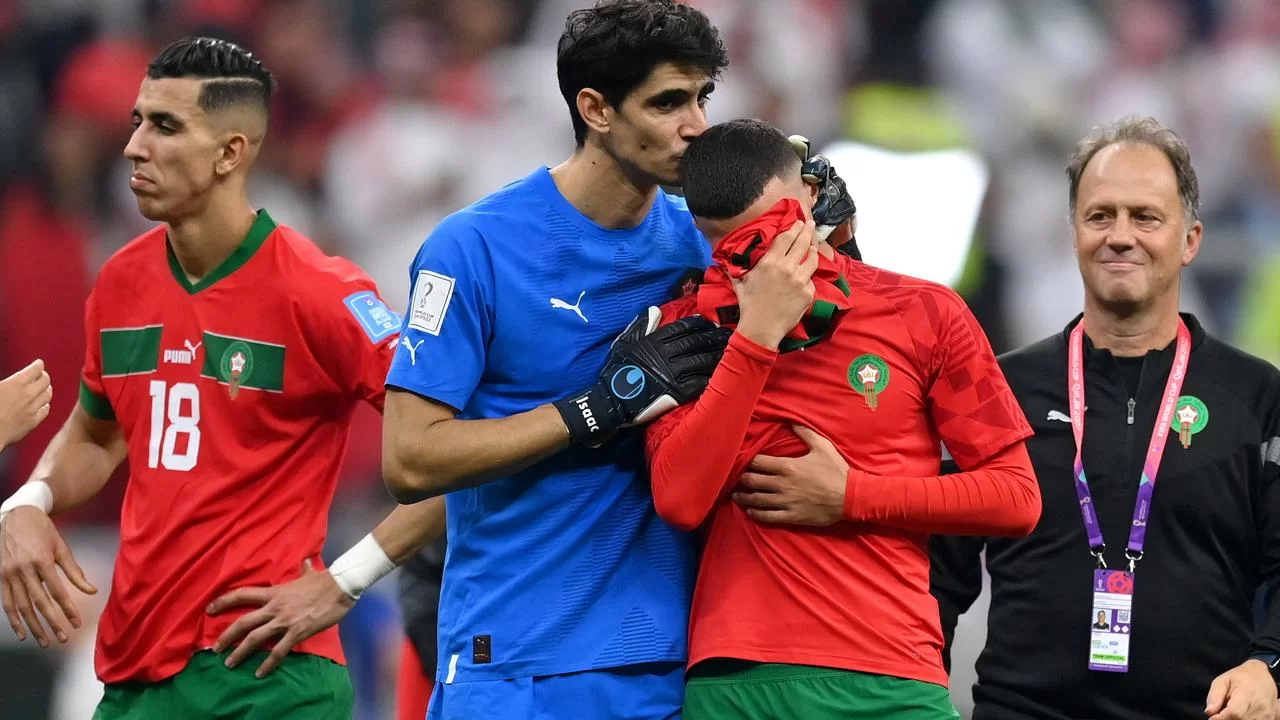 Các cầu thủ Morocco buồn bã sau trận thua trước ĐT Pháp ở bán kết World Cup 2022
