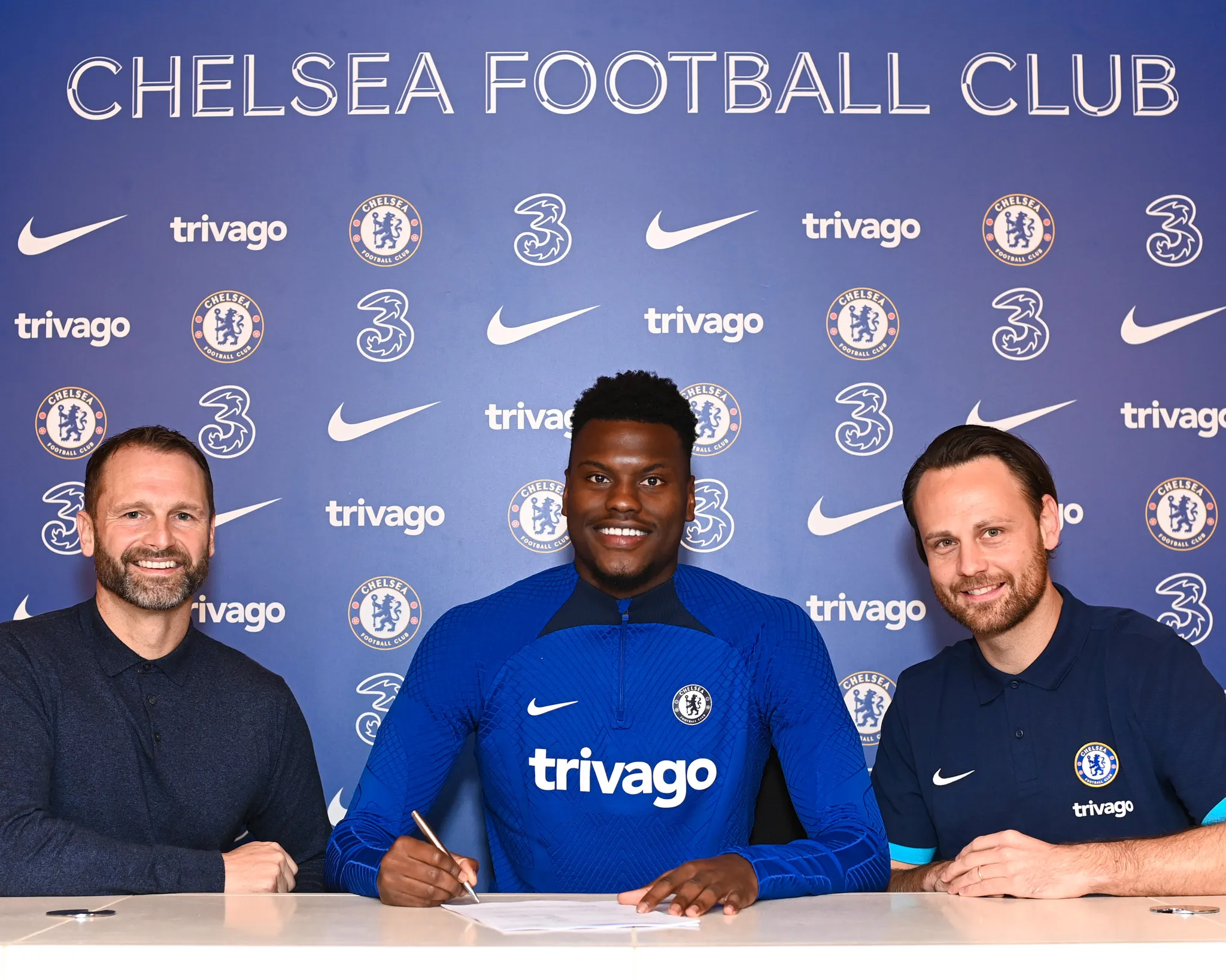 Badiashile ký hợp đồng với Chelsea