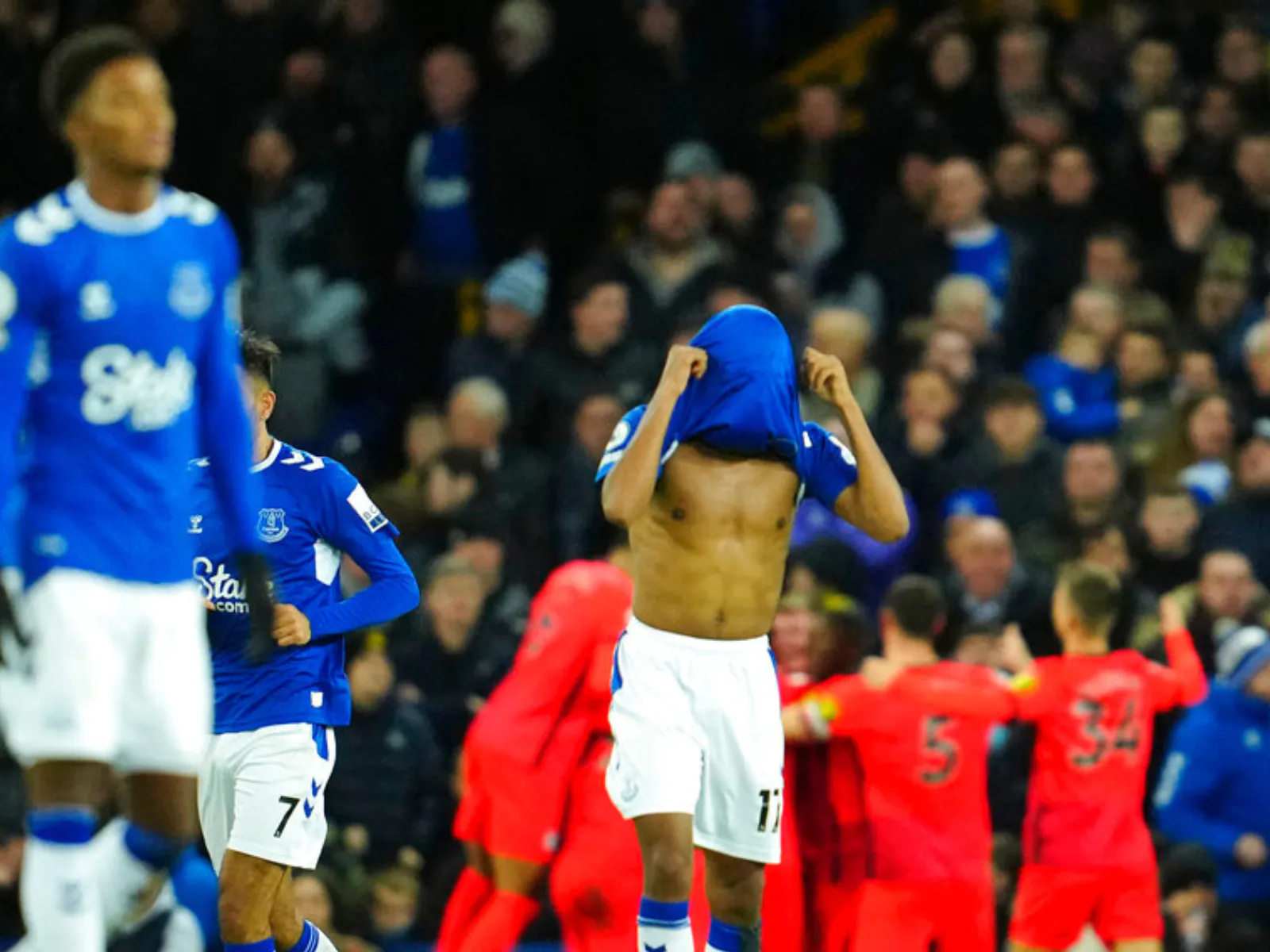 Everton tiếp tục lún sâu vào khủng hoảng